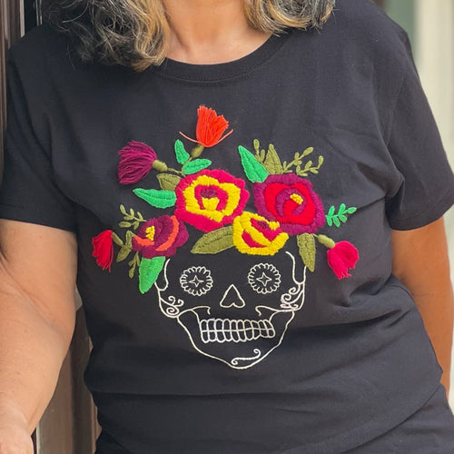 PLAYERA CATRINA FLORES Y POMPONES